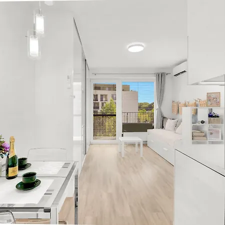 Modern With Ac, Balcony & Free Parking *