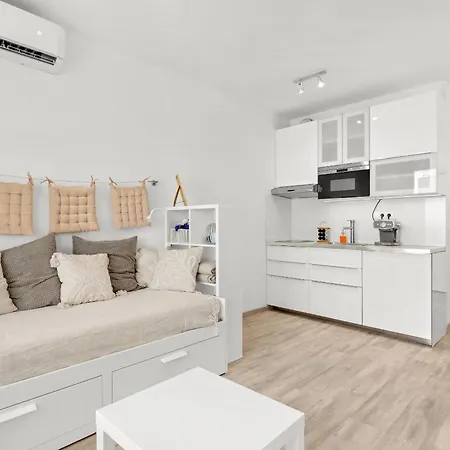 Modern With Ac, Balcony & Free Parking