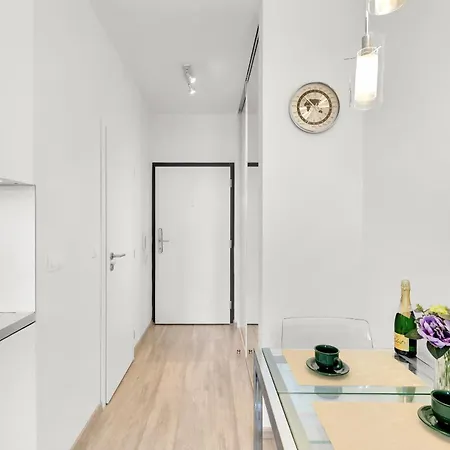 Modern With Ac, Balcony & Free Parking *