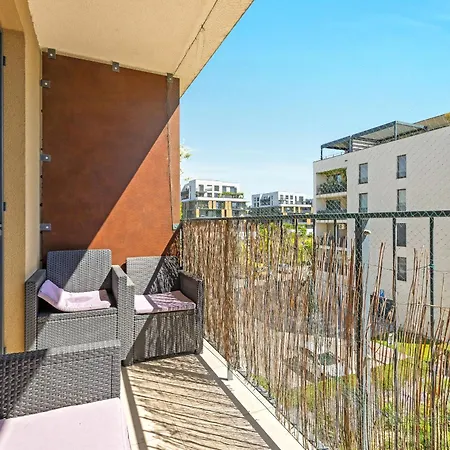 Modern With Ac, Balcony & Free Parking