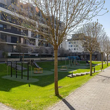 Modern With Ac, Balcony & Free Parking