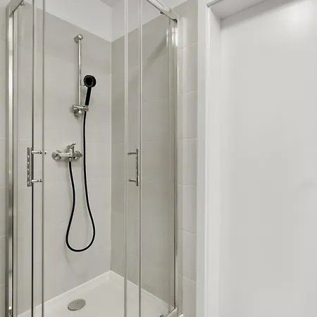 Modern With Ac, Balcony & Free Parking *